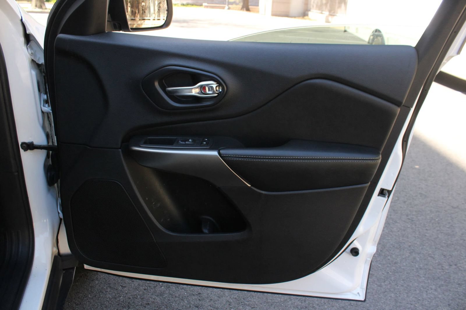 Used 2020 Jeep Cherokee Latitude FWD image 26