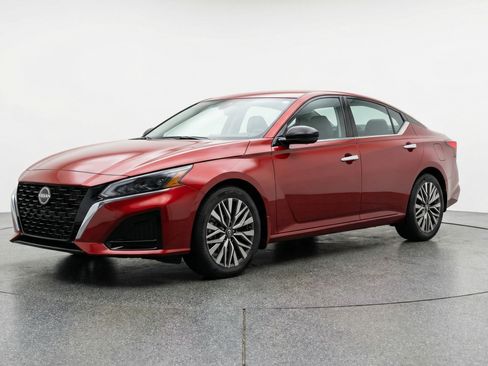 Used 2025 Nissan Altima 2.5 SV image 3