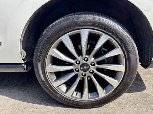 Used 2018 Lincoln Navigator Select AWD/4WD image 23