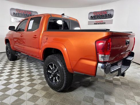 Used 2017 Toyota Tacoma SR5 w/ Tow Package image 5