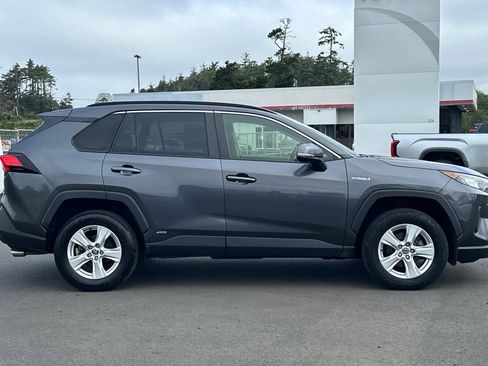 Used 2021 Toyota RAV4 LE w/ Carpet Mat Package (TMS) AWD/4WD image 3