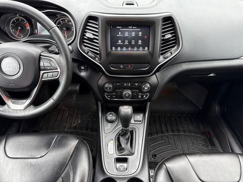 Used 2019 Jeep Cherokee Latitude Plus AWD/4WD image 22