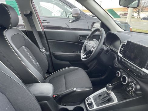 Used 2023 Hyundai Venue Limited image 6