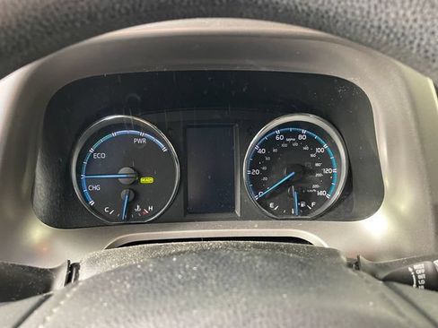 Used 2018 Toyota RAV4 LE AWD/4WD image 5