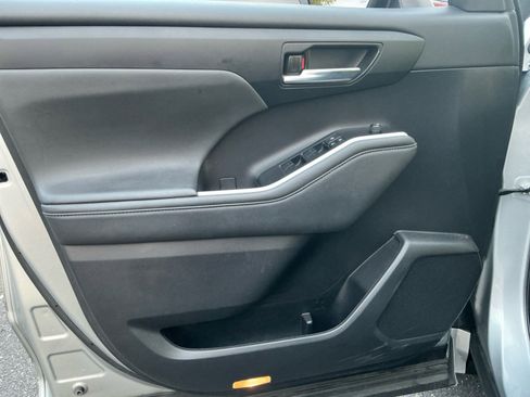 Certified 2022 Toyota Highlander XLE image 13
