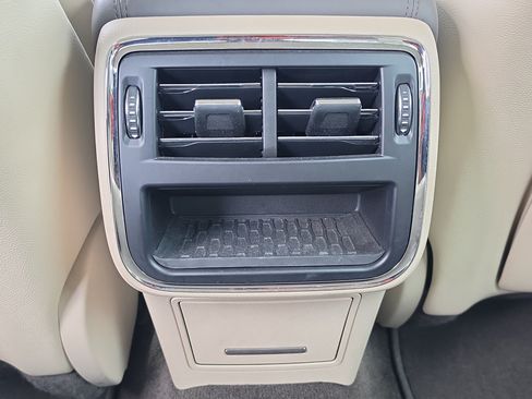 Used 2017 Lincoln Continental Premiere FWD image 19