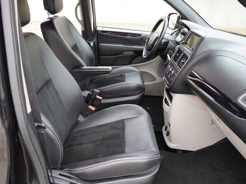 Used 2018 Dodge Grand Caravan SXT image 19