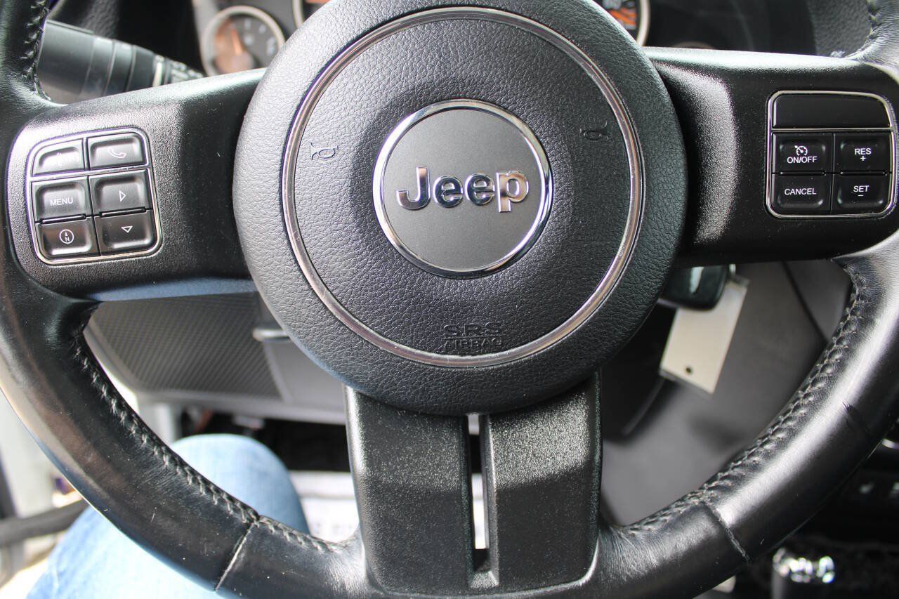 Used 2016 Jeep Wrangler Unlimited Sahara AWD/4WD image 14