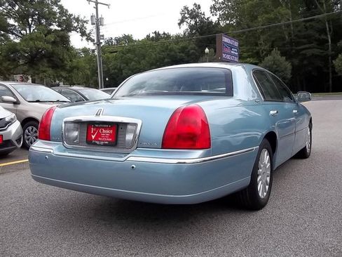 Used 2005 Lincoln Town Car Signature Limited RWD image 4