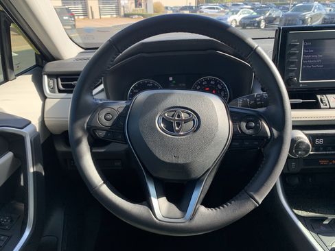 Used 2022 Toyota RAV4 XLE Premium image 18