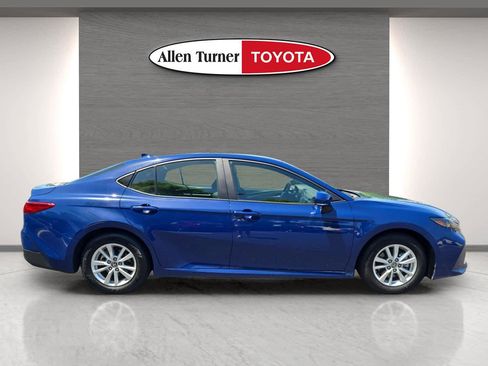 Used 2025 Toyota Camry LE FWD image 5