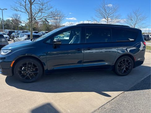 Used 2025 Chrysler Pacifica Limited FWD image 24