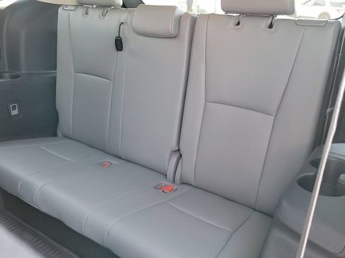 Used 2023 Toyota Highlander XLE AWD/4WD image 9