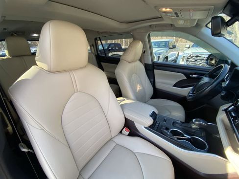 Used 2021 Toyota Highlander XLE image 27
