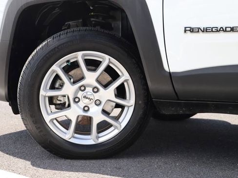 Used 2022 Jeep Renegade Latitude w/ Convenience Group AWD/4WD image 2