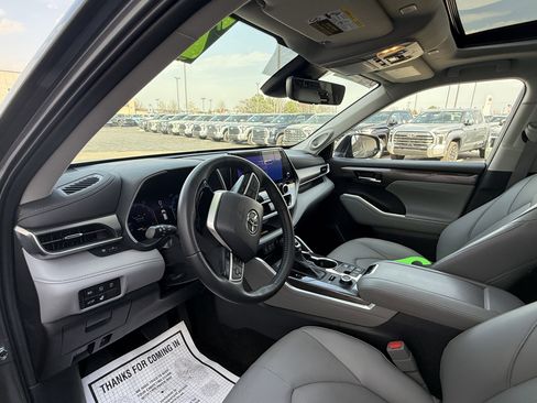 Used 2023 Toyota Highlander Limited image 14