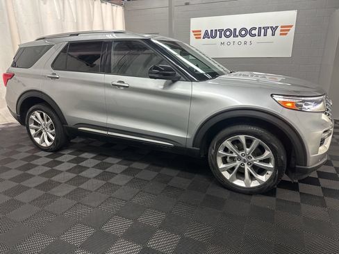 Used 2022 Ford Explorer Platinum w/ Equipment Group 601A AWD/4WD image 2
