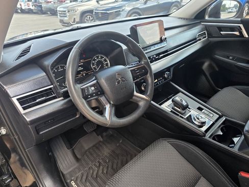 Used 2024 Mitsubishi Outlander ES FWD image 12