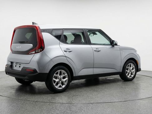 Used 2025 Kia Soul LX w/ LX Technology Package FWD image 9