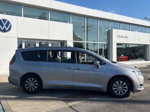 Used 2018 Chrysler Pacifica Touring-L FWD image 4