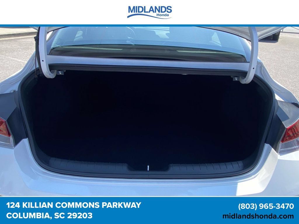 Used 2025 Hyundai Elantra Limited FWD image 9