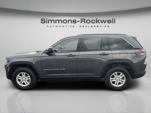 Used 2024 Jeep Grand Cherokee Laredo w/ Luxury Tech Group I AWD/4WD image 2