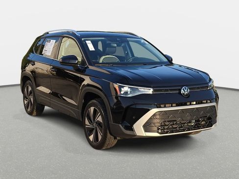 Used 2025 Volkswagen Taos SE AWD/4WD image 3
