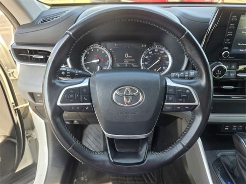 Used 2022 Toyota Highlander XLE image 19