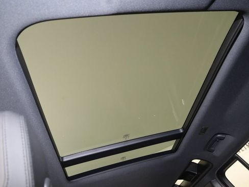 Used 2023 Land Rover Defender 110 SE image 11