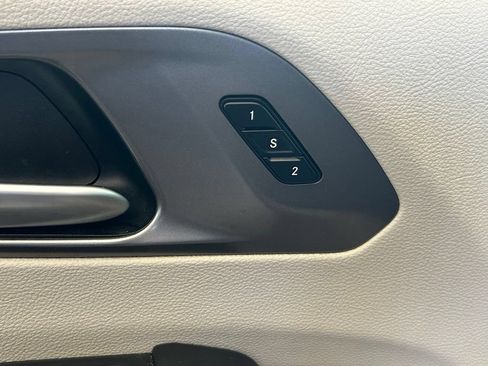 Used 2024 Chrysler Pacifica Touring-L FWD image 37