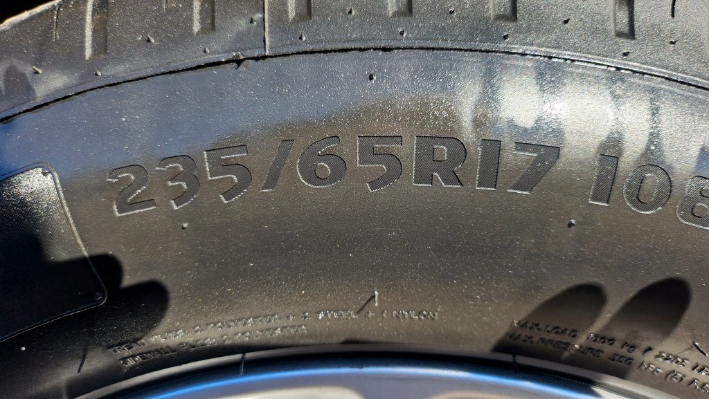 Used 2023 Chrysler Voyager LX FWD image 18