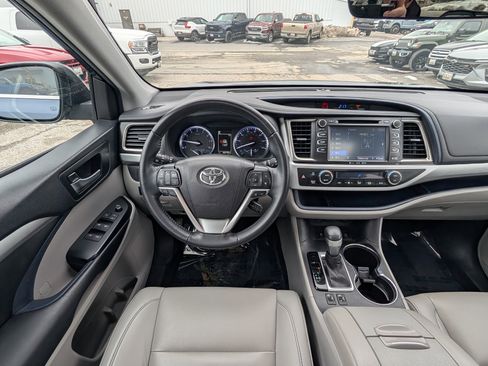 Used 2019 Toyota Highlander XLE image 18