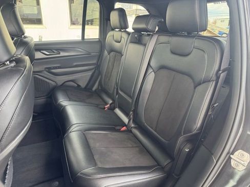 Used 2023 Jeep Grand Cherokee Altitude image 20