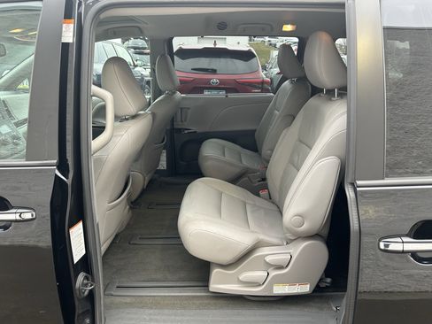 Used 2017 Toyota Sienna XLE image 17