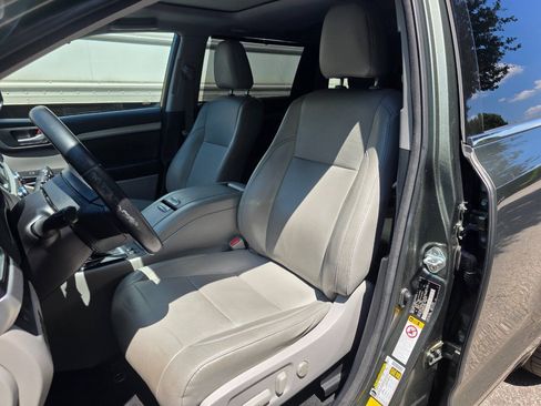 Used 2018 Toyota Highlander XLE FWD image 13