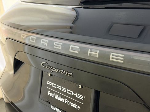 Used 2022 Porsche Cayenne Platinum Edition image 23