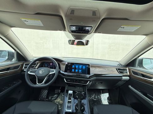 Used 2025 Volkswagen Atlas SE image 6