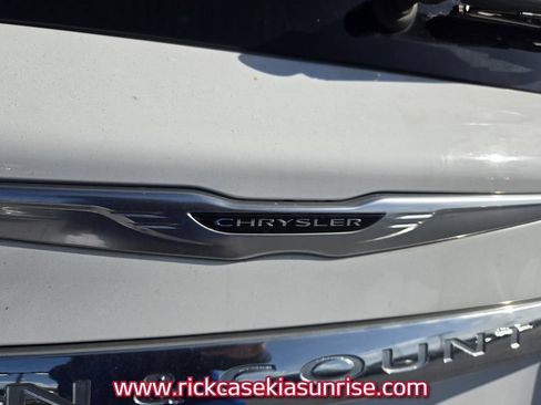Used 2014 Chrysler Town & Country S FWD image 8