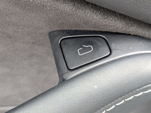 Used 2022 Tesla Model Y Long Range image 13