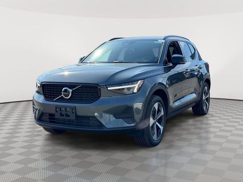 Used 2026 Volvo XC40 B5 Core w/ Climate Package image 2