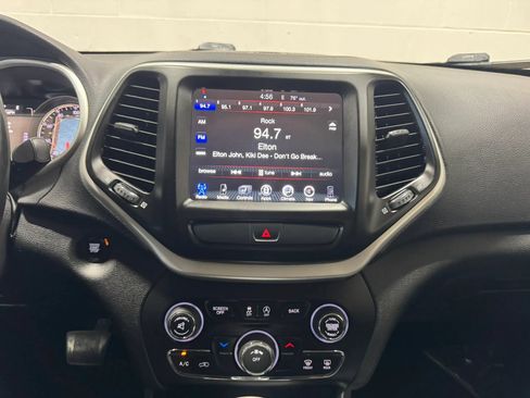 Used 2018 Jeep Cherokee Latitude Plus w/ Cold Weather Group AWD/4WD image 20