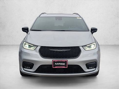 New 2026 Chrysler Pacifica Limited image 5