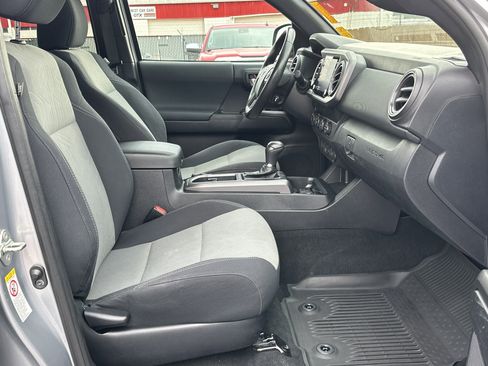 Used 2020 Toyota Tacoma TRD Off-Road image 12