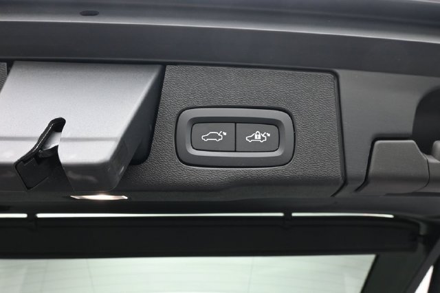 Used 2024 Volvo XC60 B5 Ultimate w/ Protection Package Premier AWD/4WD image 32