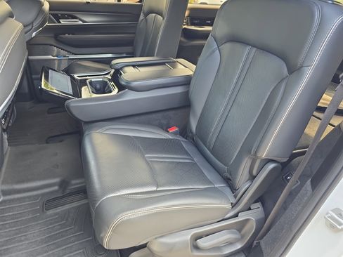 Used 2022 Jeep Grand Wagoneer Series II AWD/4WD image 15