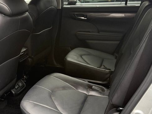 Used 2025 Toyota Highlander Platinum image 12