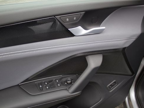 New 2026 Volkswagen Tiguan SE image 9