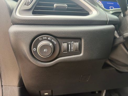 Used 2025 Chrysler Pacifica Select AWD/4WD image 19