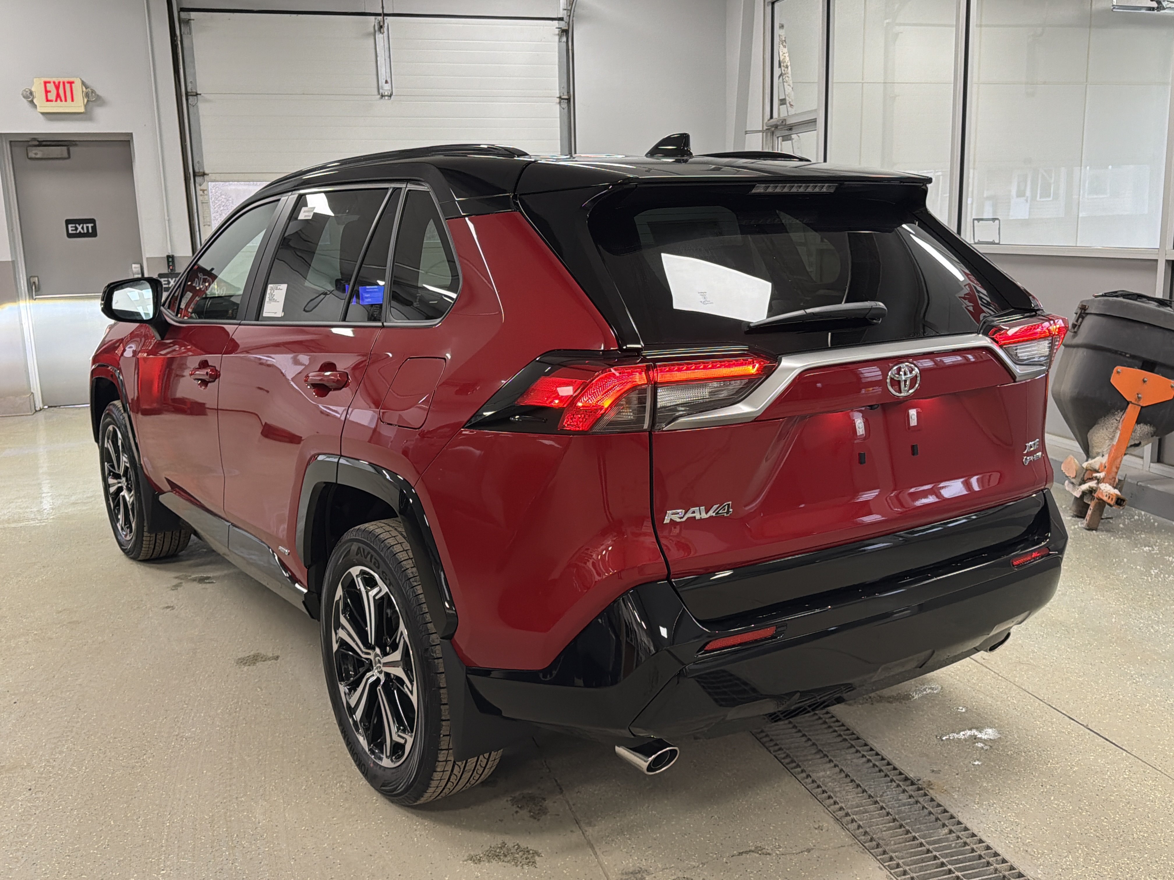 New 2025 Toyota RAV4 XSE w/ Weather Package AWD/4WD image 4