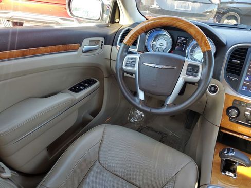 Used 2014 Chrysler 300 C image 9